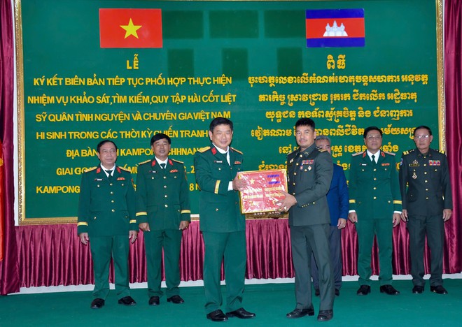Quân khu 9 ký kết phối hợp tìm kiếm, quy tập hài cốt liệt sĩ quân tình nguyện Việt Nam tại Campuchia- Ảnh 2.