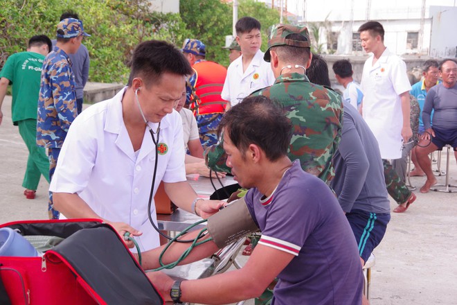 Tiếp nhận, kịp thời cứu chữa 32 ngư dân bị chìm tàu trên quần đảo Trường Sa- Ảnh 5.