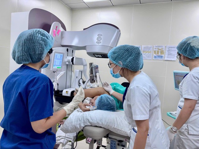Nữ bác sĩ hơn 20 năm với những cuộc chiến giành lại cơ hội sống cho người bệnh- Ảnh 2.