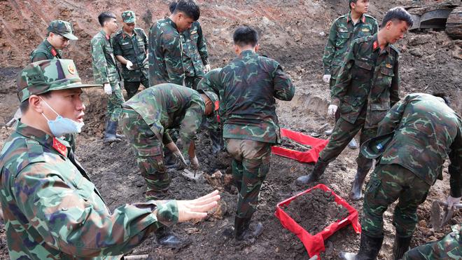 Giảng viên, học viên Học viện Chính trị Quốc gia Hồ Chí Minh dâng hương tưởng niệm các anh hùng liệt sĩ tại Công viên Lê Thị Riêng - Ảnh 6.