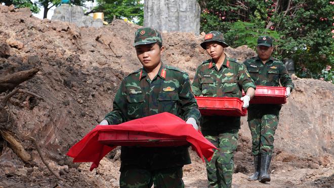 Giảng viên, học viên Học viện Chính trị Quốc gia Hồ Chí Minh dâng hương tưởng niệm các anh hùng liệt sĩ tại Công viên Lê Thị Riêng - Ảnh 5.