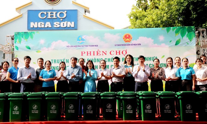 Phụ nữ Thanh Hóa thực hiện nếp sống xanh từ "Phiên chợ truyền thông phòng, chống rác thải nhựa"- Ảnh 2.