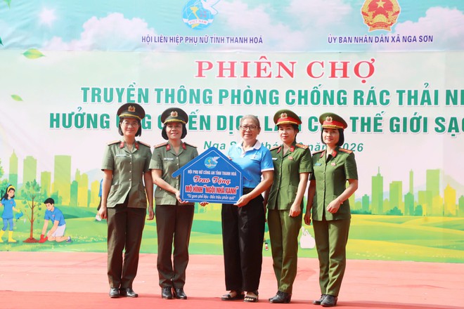 Phụ nữ Thanh Hóa thực hiện nếp sống xanh từ "Phiên chợ truyền thông phòng, chống rác thải nhựa"- Ảnh 3.