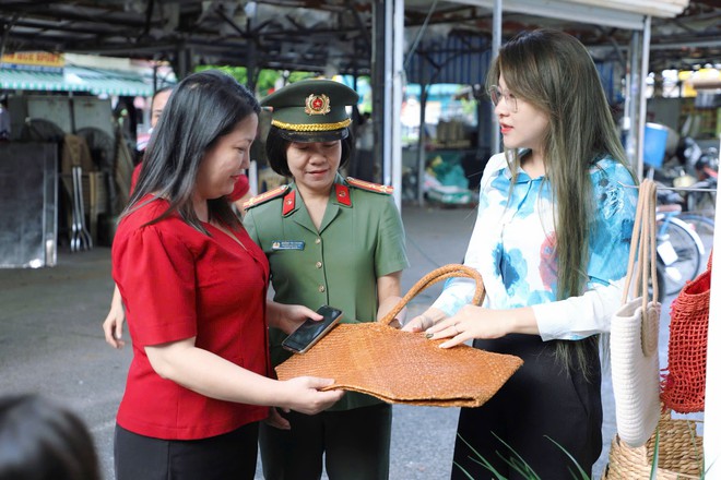 Phụ nữ Thanh Hóa thực hiện nếp sống xanh từ "Phiên chợ truyền thông phòng, chống rác thải nhựa"- Ảnh 7.