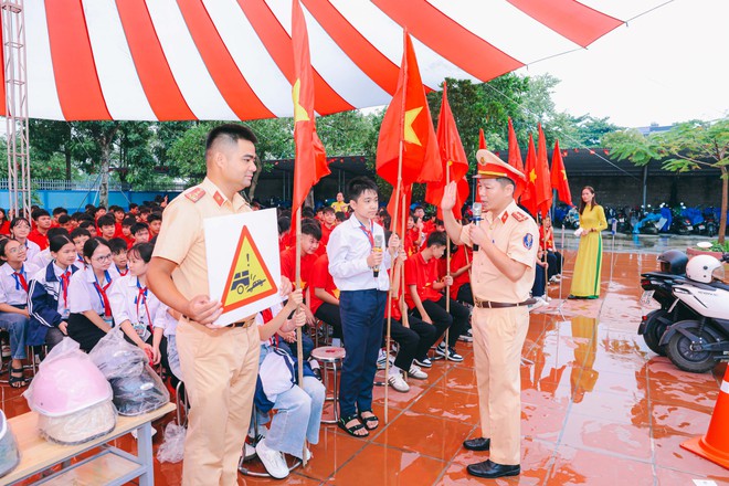 Cảnh sát giao thông Hưng Yên “vào trường”, trang bị kỹ năng lái xe an toàn cho học sinh - Ảnh 3.