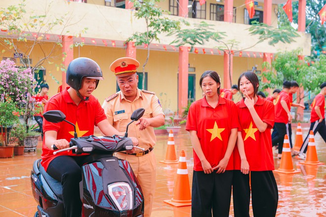 Cảnh sát giao thông Hưng Yên “vào trường”, trang bị kỹ năng lái xe an toàn cho học sinh - Ảnh 4.