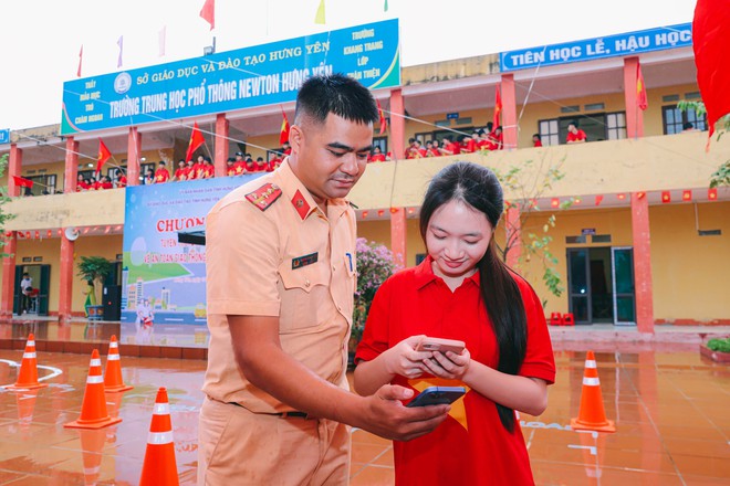 Cảnh sát giao thông Hưng Yên “vào trường”, trang bị kỹ năng lái xe an toàn cho học sinh - Ảnh 1.