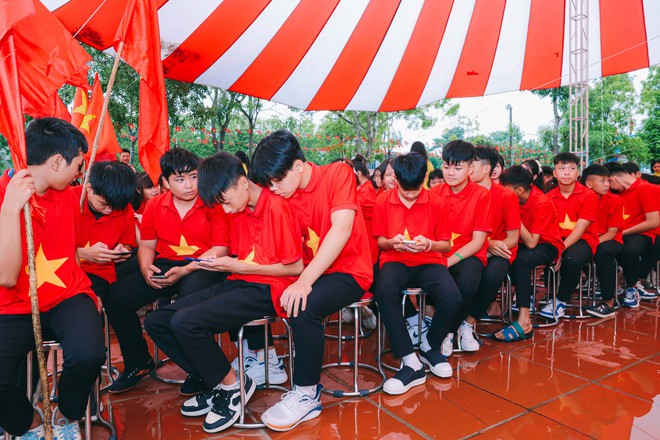 Cảnh sát giao thông Hưng Yên “vào trường”, trang bị kỹ năng lái xe an toàn cho học sinh - Ảnh 2.