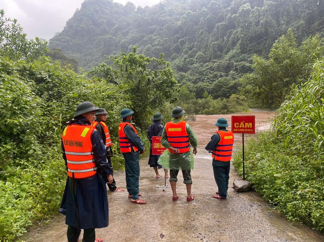 Quân khu 4: Nhiệm vụ hàng đầu là bảo đảm an toàn tính mạng, tài sản của Nhân dân trong mưa bão - Ảnh 4.