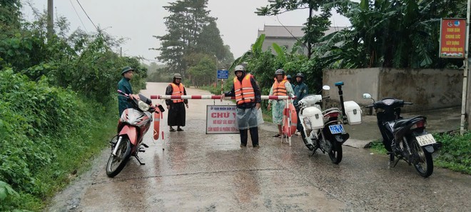Quân khu 4: Nhiệm vụ hàng đầu là bảo đảm an toàn tính mạng, tài sản của Nhân dân trong mưa bão - Ảnh 5.
