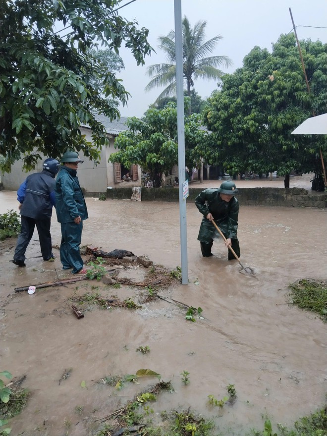 Quân khu 4: Nhiệm vụ hàng đầu là bảo đảm an toàn tính mạng, tài sản của Nhân dân trong mưa bão - Ảnh 6.