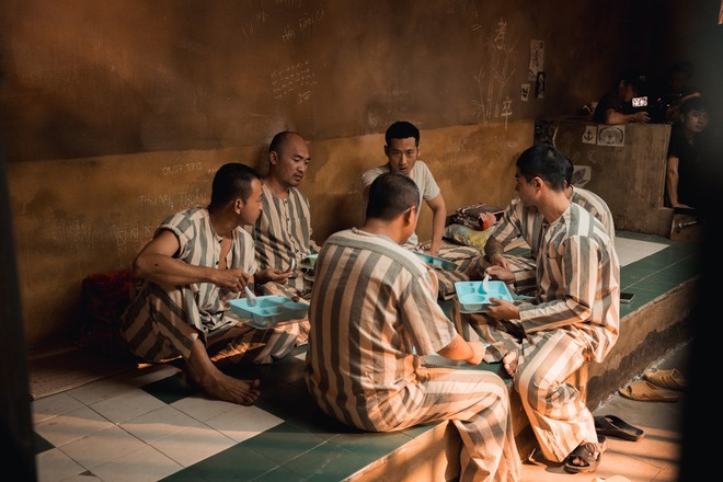 Tuấn Trần, Lương Thế Thành hóa tội phạm trong phim "Trại giam hạnh phúc"- Ảnh 1.