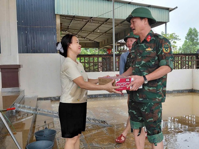 Bộ chỉ huy Quân sự tỉnh Nghệ An giúp người dân khắc phục hậu quả mưa bão - Ảnh 3.