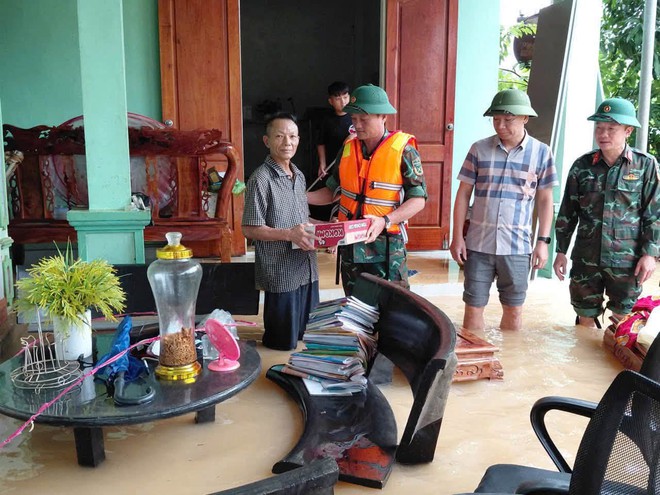 Bộ chỉ huy Quân sự tỉnh Nghệ An giúp người dân khắc phục hậu quả mưa bão - Ảnh 2.