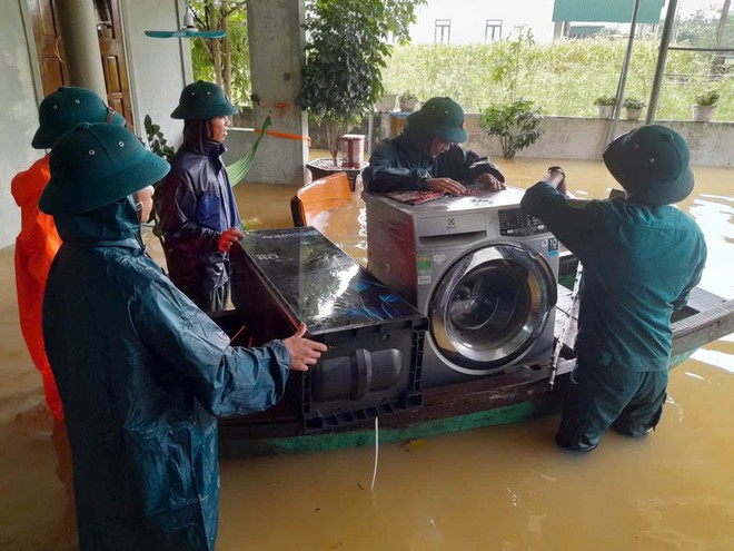 Bộ chỉ huy Quân sự tỉnh Nghệ An giúp người dân khắc phục hậu quả mưa bão - Ảnh 8.