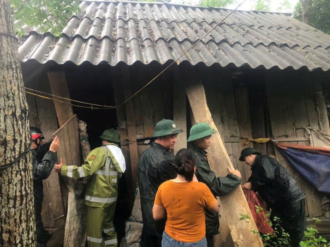 Bộ chỉ huy Quân sự tỉnh Nghệ An giúp người dân khắc phục hậu quả mưa bão - Ảnh 5.