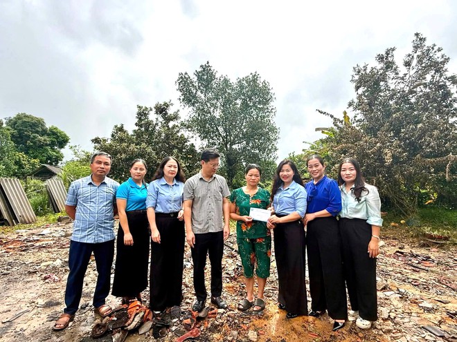 Hội LHPN tỉnh Hà Tĩnh kịp thời thăm hỏi, hỗ trợ gia đình hội viên bị cháy nhà - Ảnh 1.