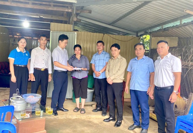 Hội LHPN tỉnh Hà Tĩnh kịp thời thăm hỏi, hỗ trợ gia đình hội viên bị cháy nhà - Ảnh 2.