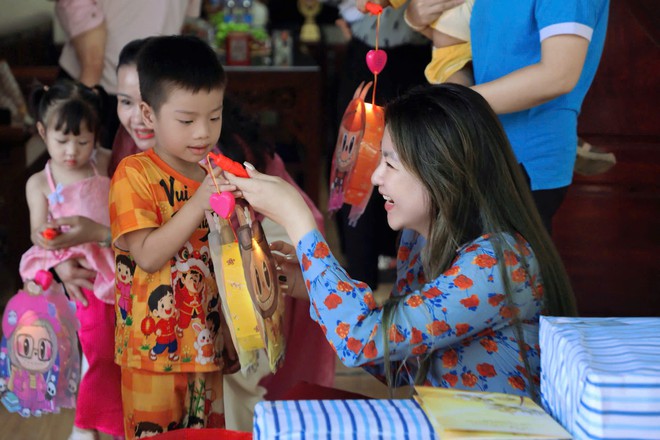 Hội LHPN tỉnh Thanh Hóa mang Trung thu ấm áp đến với trẻ em mồ côi - Ảnh 2.