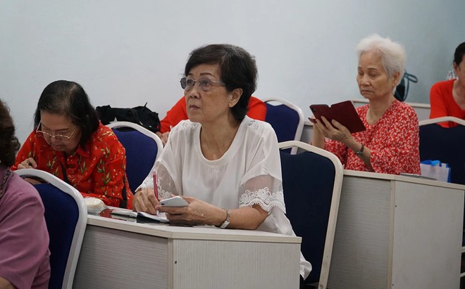 Thiết lập "vùng an toàn" cho những mái đầu bạc - Ảnh 3.