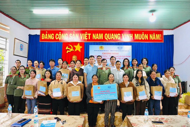 Phụ nữ Công an Gia Lai trao 80 phần quà cho phụ nữ, trẻ em  - Ảnh 3.