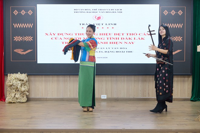 MC Mạnh Khang kể câu chuyện thổ cẩm M’Nông bằng thời trang- Ảnh 3.