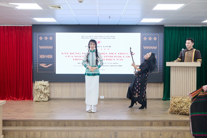 MC Mạnh Khang kể câu chuyện thổ cẩm M’Nông bằng thời trang- Ảnh 2.