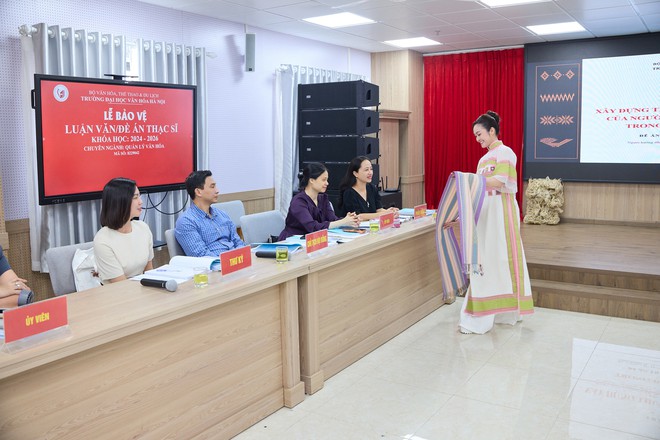 MC Mạnh Khang kể câu chuyện thổ cẩm M’Nông bằng thời trang- Ảnh 4.