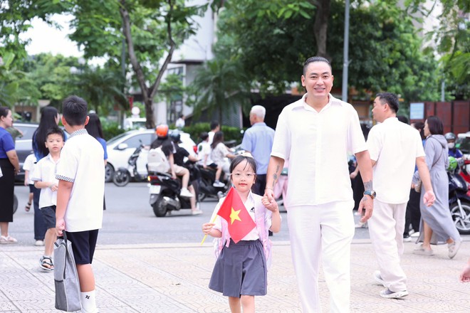 Cùng cô học trò nhỏ ngày đầu vào lớp Một- Ảnh 9.