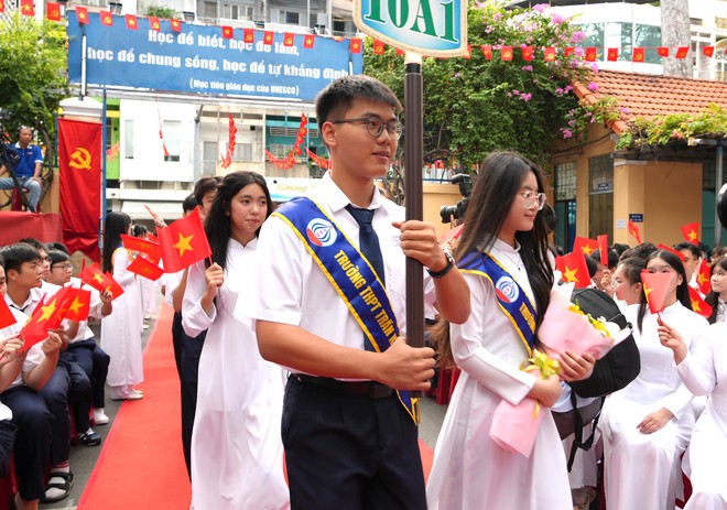 Hơn 2, 62 triệu học sinh tại TPHCM nô nức khai giảng năm học mới - Ảnh 12.