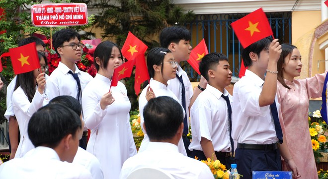 Hơn 2, 62 triệu học sinh tại TPHCM nô nức khai giảng năm học mới - Ảnh 14.