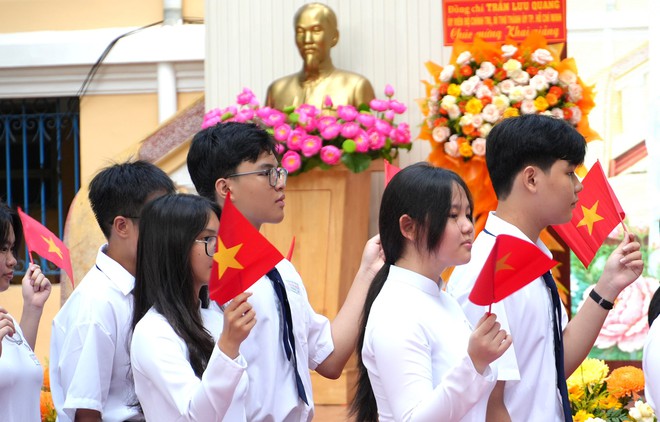 Hơn 2, 62 triệu học sinh tại TPHCM nô nức khai giảng năm học mới - Ảnh 11.