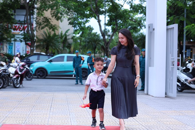 Cùng cô học trò nhỏ ngày đầu vào lớp Một- Ảnh 10.