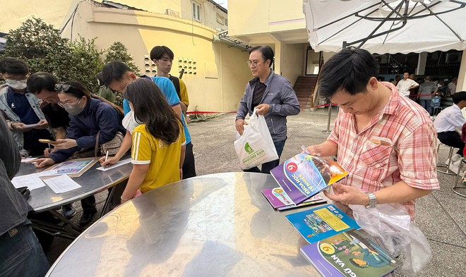 TPHCM: Phụ huynh xếp hàng dài đợi mua sách giáo khoa cho con- Ảnh 4.