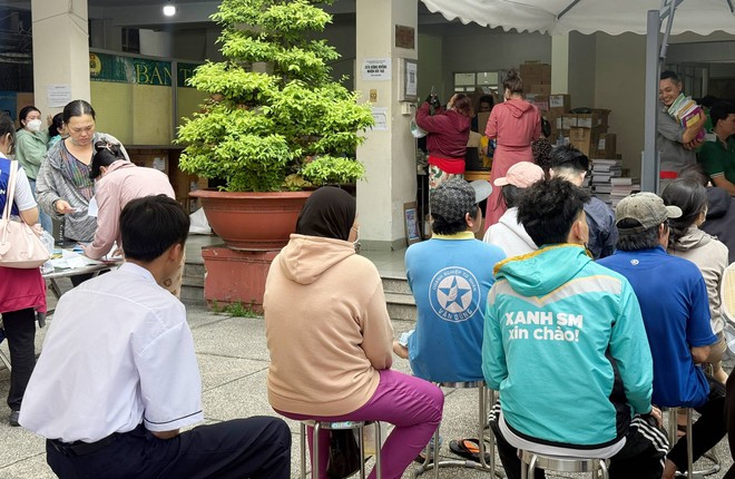 TPHCM: Phụ huynh xếp hàng dài đợi mua sách giáo khoa cho con- Ảnh 3.