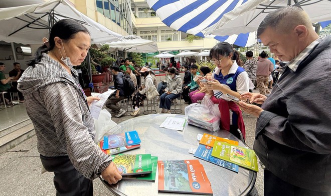 TPHCM: Phụ huynh xếp hàng dài đợi mua sách giáo khoa cho con- Ảnh 5.