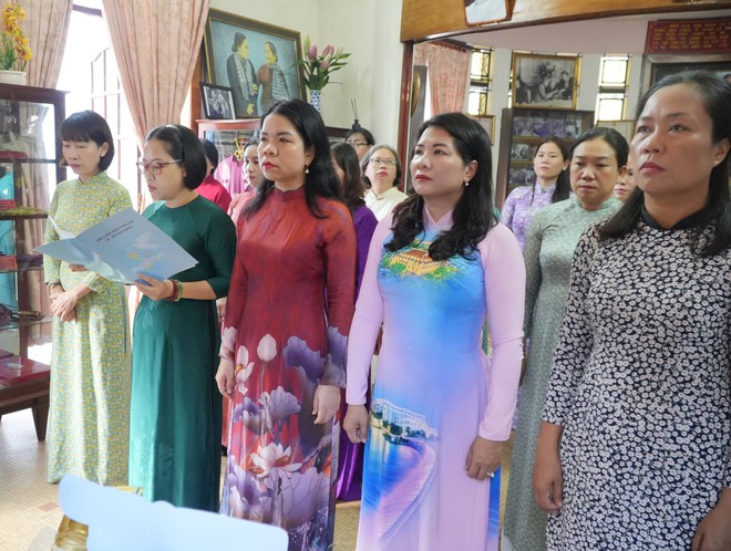 Hội LHPN TPHCM dâng hương, dâng hoa tưởng niệm Nữ tướng Nguyễn Thị Định - Ảnh 2.