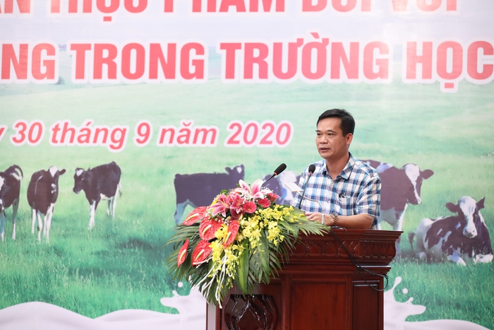 Ông Trần Đăng Khoa – Phó Vụ trưởng Vụ sức khỏe Bà mẹ - Trẻ em (Bộ Y tế) trình bày về thực trạng triển khai chương trình Sữa học đường tại Việt Nam