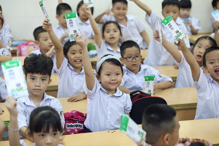Trẻ em tại một số tỉnh thành cả nước đã quen với những giờ uống sữa học đường vui tươi và đầy bổ ích tại trường học