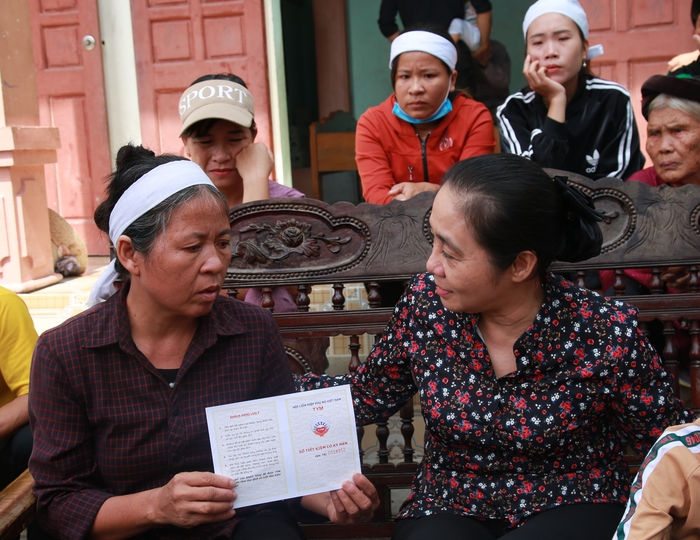 Lãnh đạo Hội LHPN Việt Nam đến thăm gia đình thành viên TYM có hoàn cảnh khó khăn - Ảnh 2.