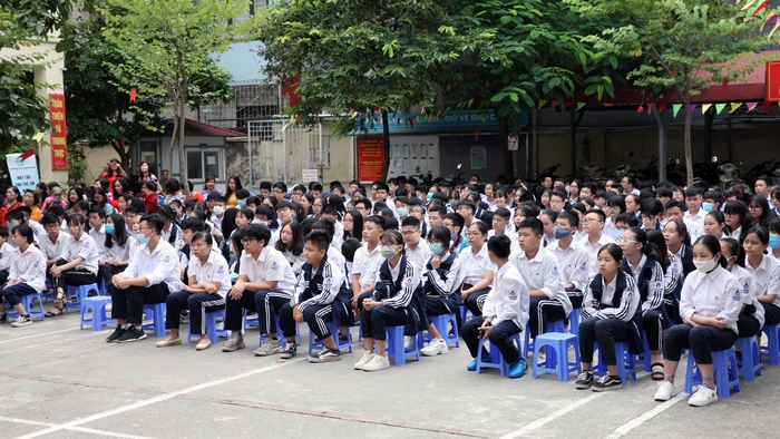 Học sinh trường THCS Tô Vĩnh Diện được hướng dẫn kỹ năng phòng chống bạo lực - Ảnh 2.