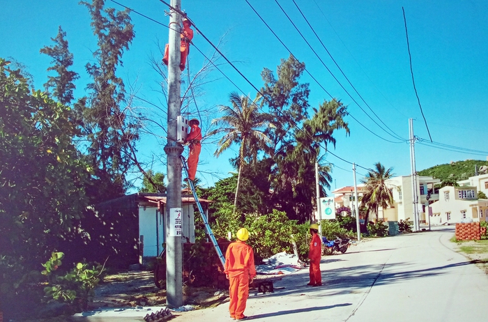 Xã đảo Nhơn Châu bừng sáng khi có điện lưới quốc gia  - Ảnh 1.