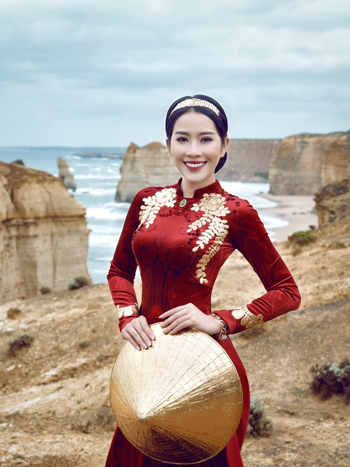 Người đẹp Nam Em cùng chiếc nón lá dát vàng từng được trình diễn ở Úc của NTK Đỗ Trịnh Hoài Nam