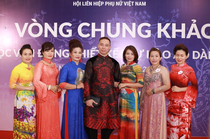 NTK Trần Hiền (áo xanh) chụp ảnh lưu niệm cùng NTK Đỗ Trịnh Hoài Nam và các NTK tham dự cuộc vận động