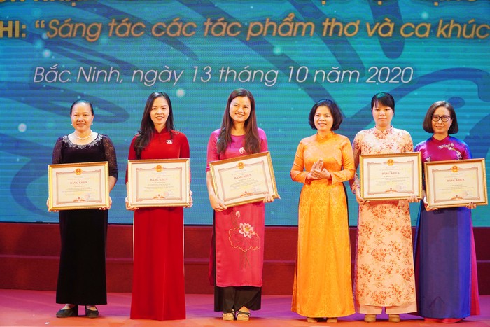 Hội LHPN tỉnh Bắc Ninh đón nhận Huân chương Độc lập hạng Nhì - Ảnh 8.