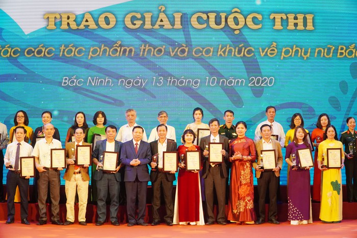Hội LHPN tỉnh Bắc Ninh đón nhận Huân chương Độc lập hạng Nhì - Ảnh 9.