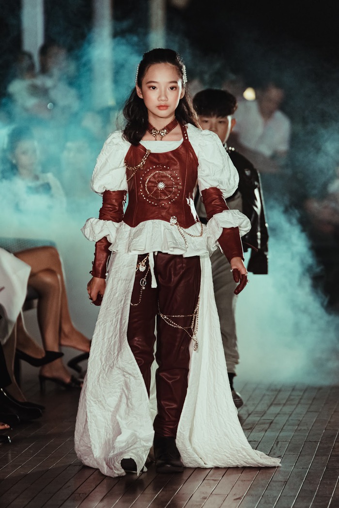 Dàn mẫu nhí catwalk trên du thuyền Vịnh Hạ Long - Ảnh 2.