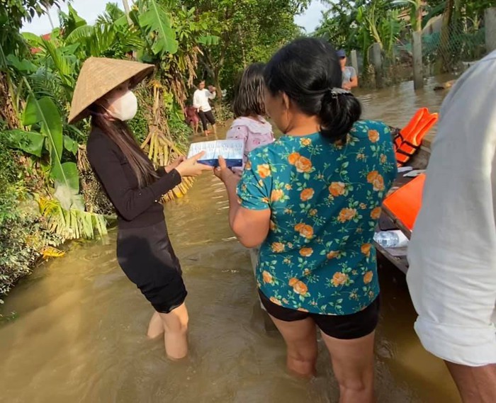 Thủy Tiên cho biết nếu quyên góp được nhiều sẽ làm các công trình dân sinh như cầu đường hư hại sau lũ