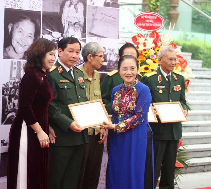 Phó Chủ tịch thường trực Hội LHPN Việt Nam trao thư cảm ơn cho các cá nhân tặng hiện vật