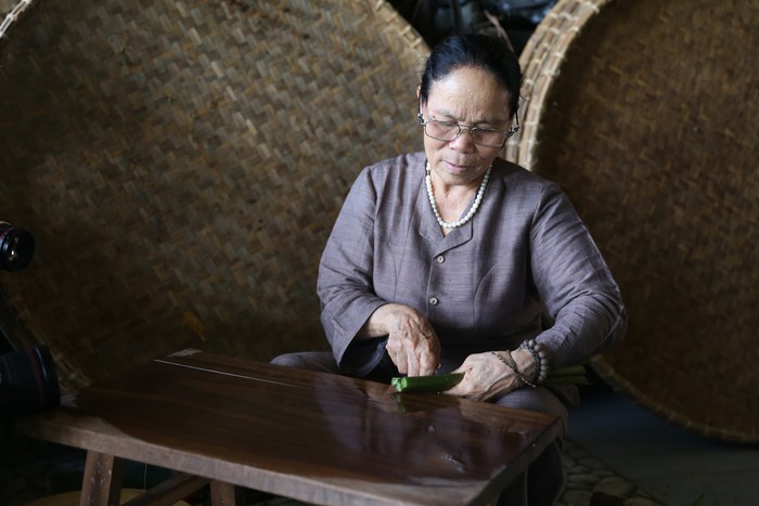 Người Việt Nam đầu tiên bắt sen nhả tơ để dệt thành khăn bán 10 triệu đồng/chiếc - Ảnh 8.